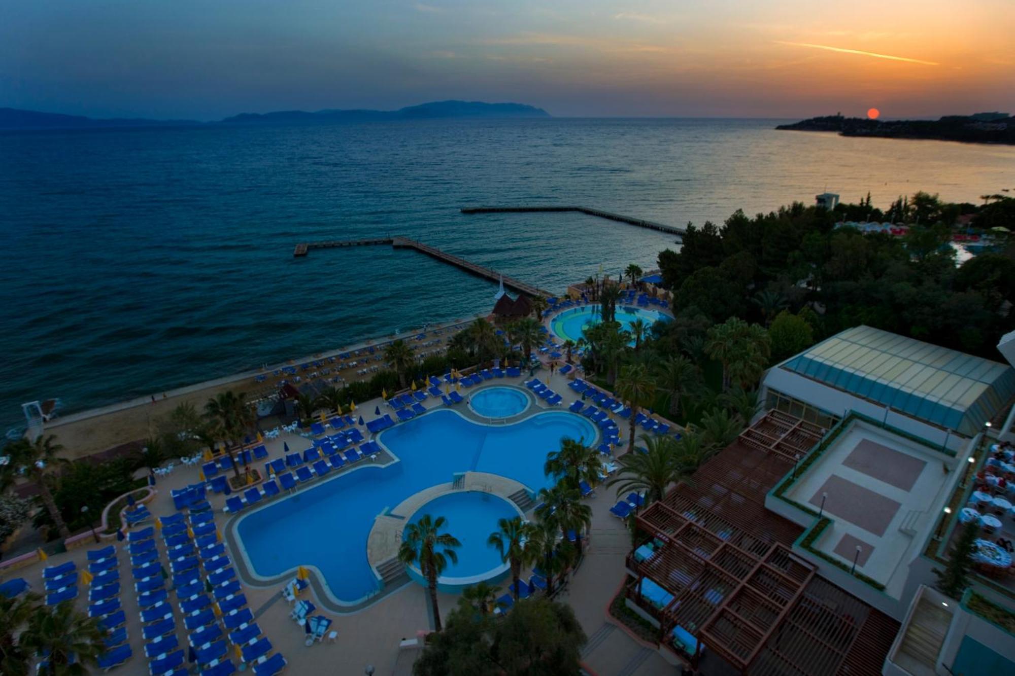 Fantasia Deluxe Hotel Kusadası Exteriör bild