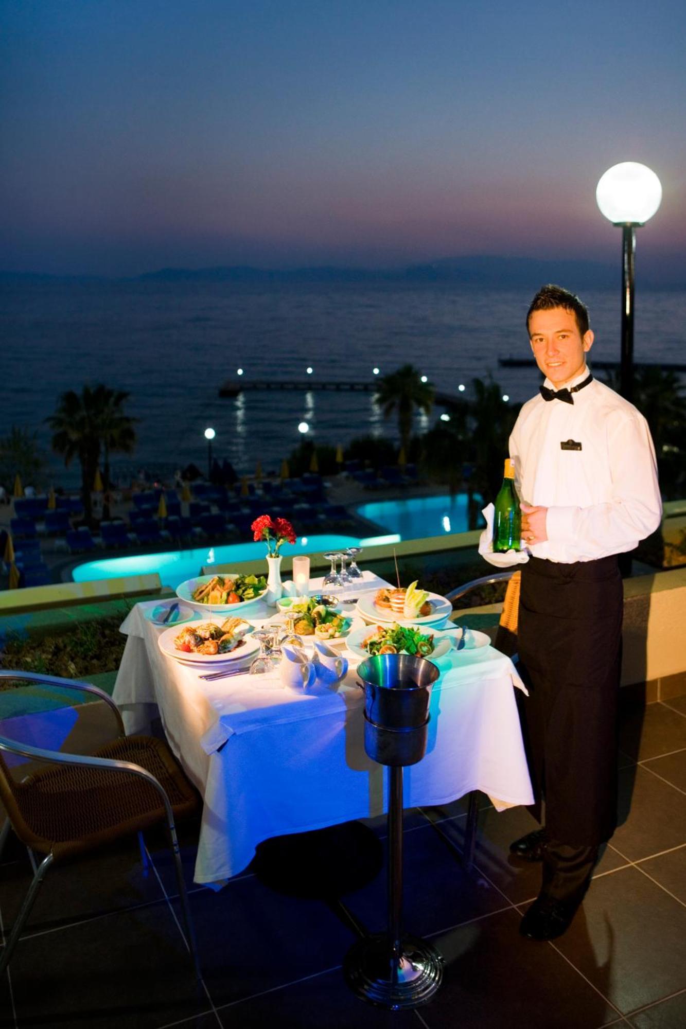 Fantasia Deluxe Hotel Kusadası Exteriör bild