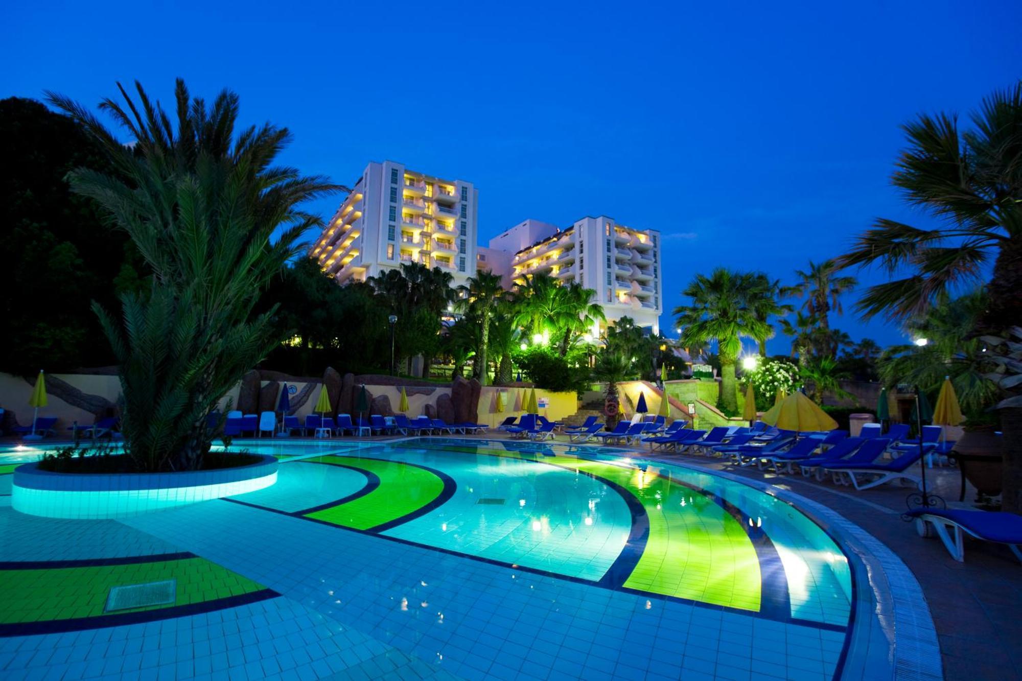 Fantasia Deluxe Hotel Kusadası Exteriör bild