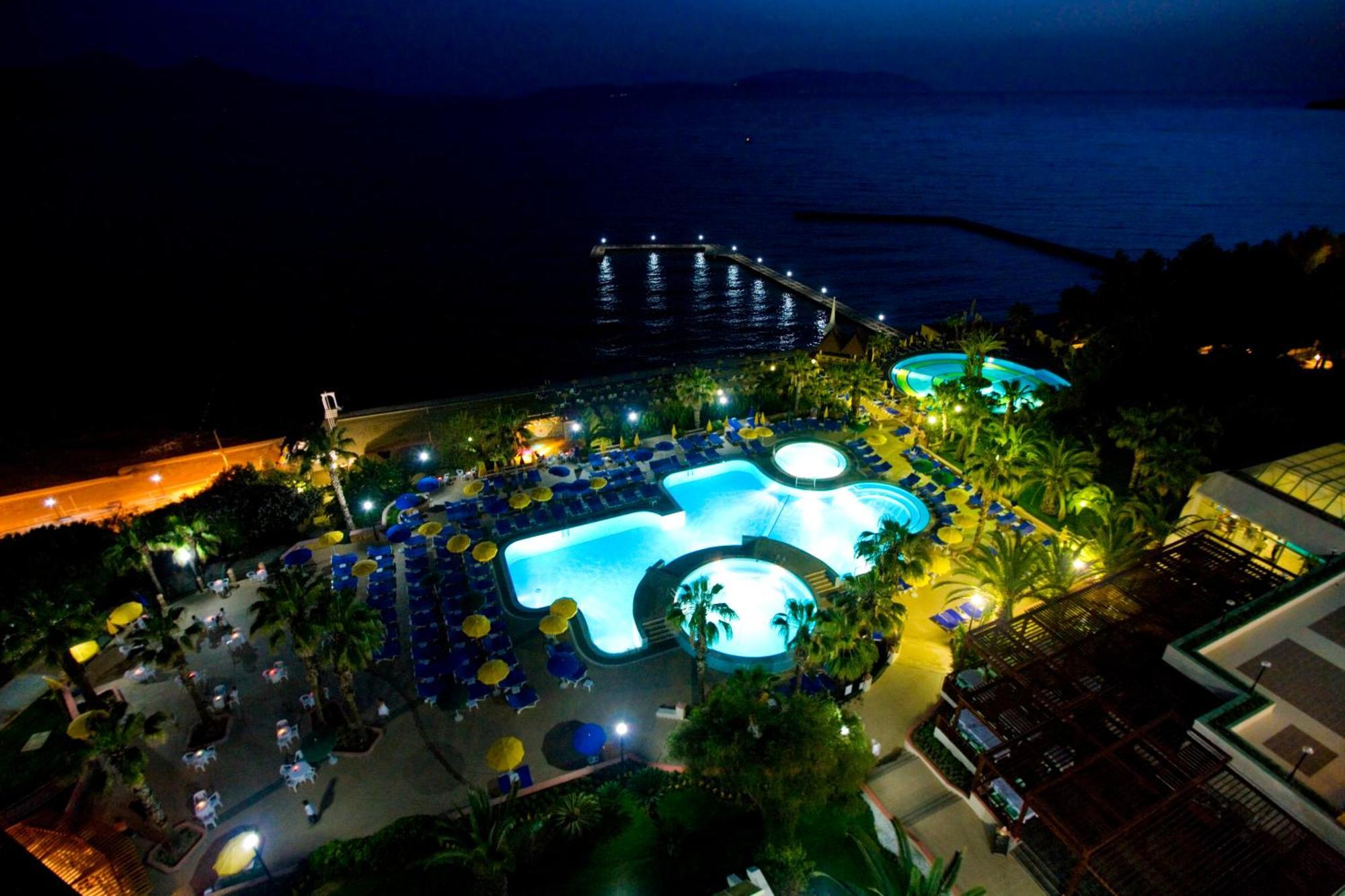 Fantasia Deluxe Hotel Kusadası Exteriör bild