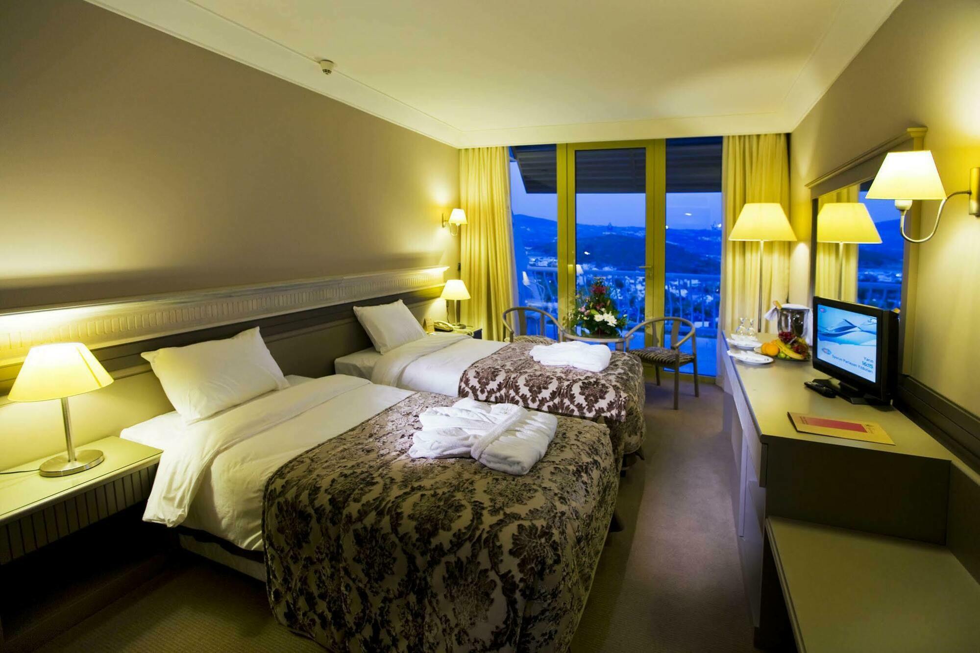 Fantasia Deluxe Hotel Kusadası Exteriör bild
